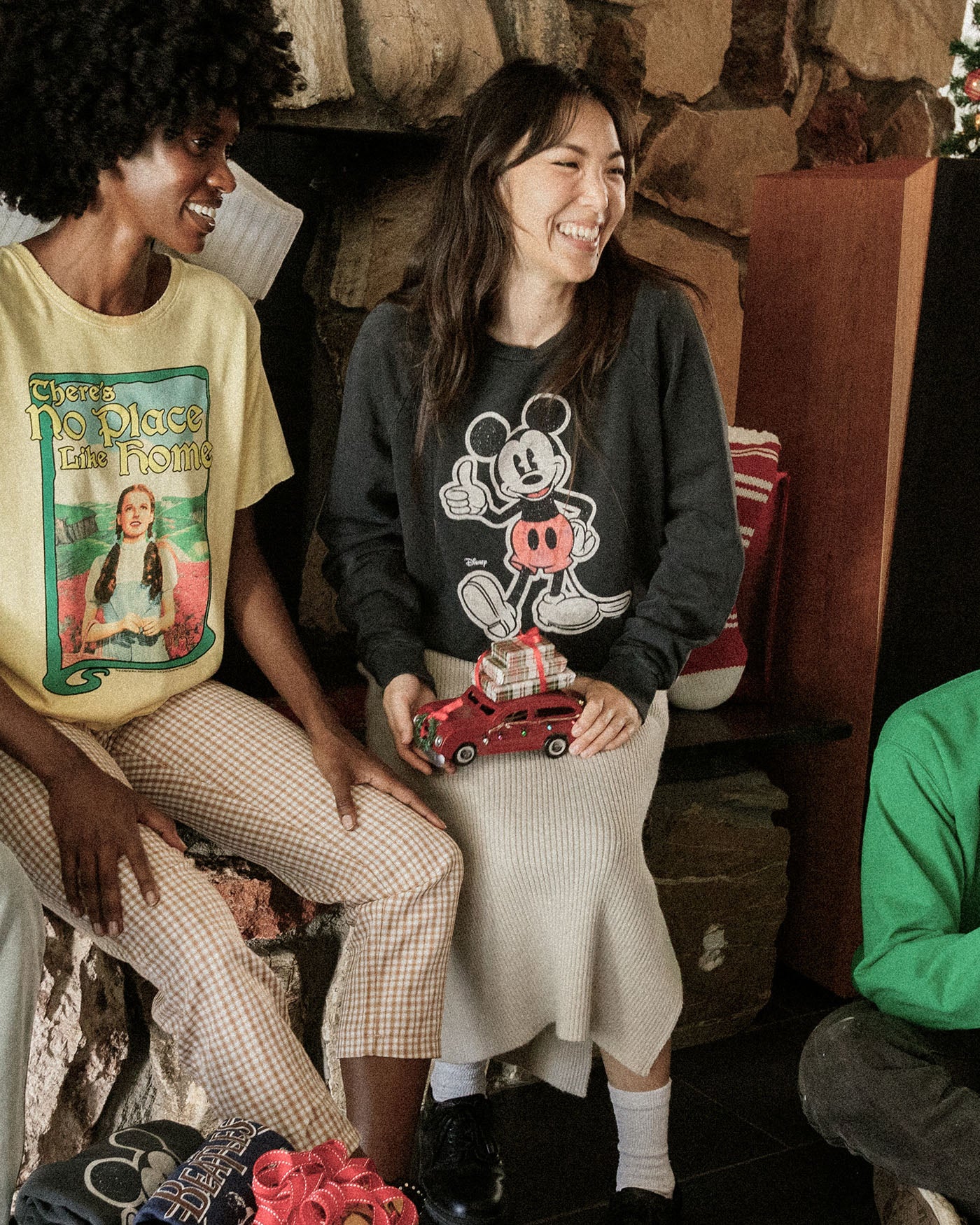 cher×JUNK FOOD×STYLIFE Mickey プルオーバー Women's Mickey Thumbs Up Vintage Raglan Pullover – Junk Food Clothing
