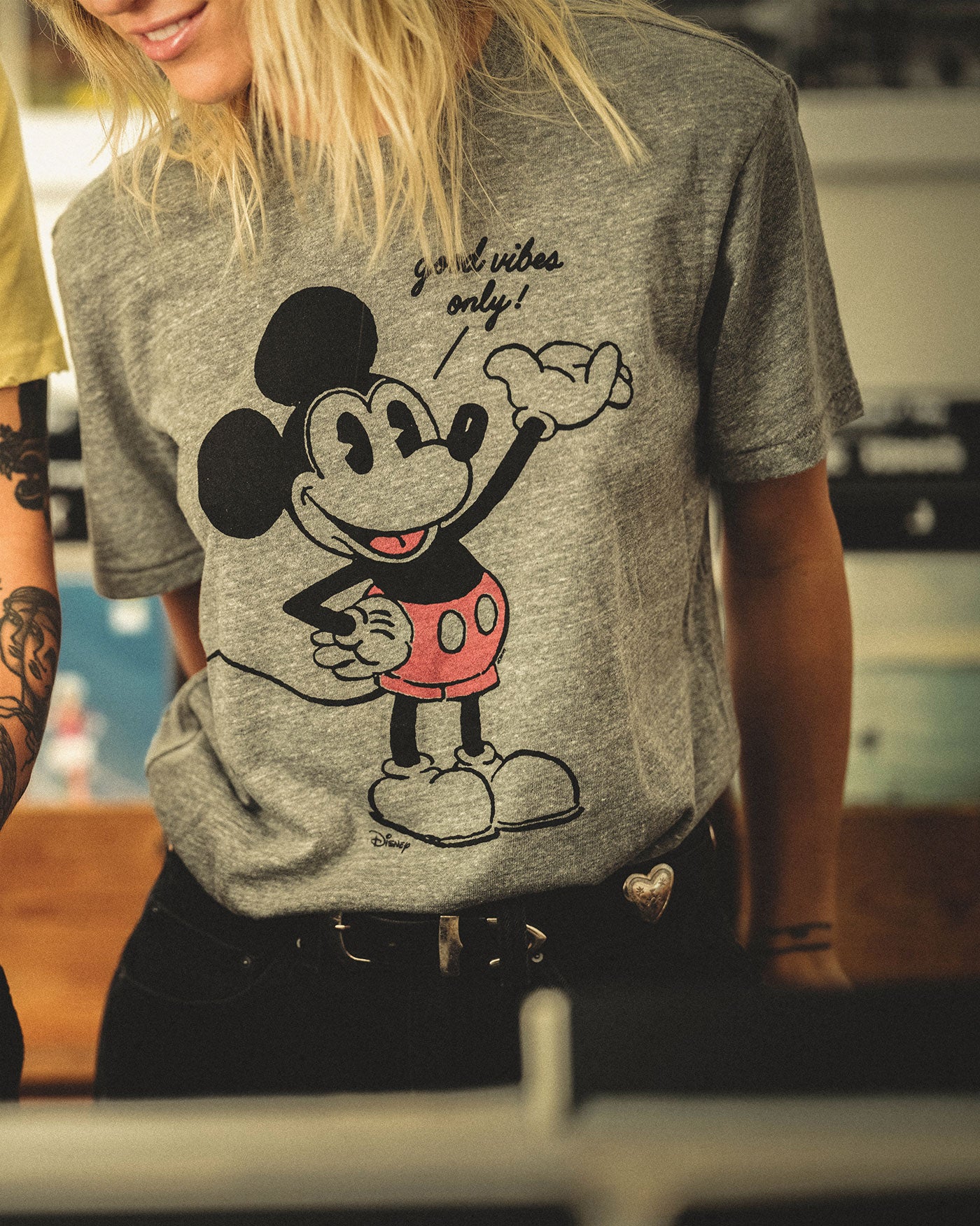 トップス DENIMDUNGAREEHollywoodStudios Mickey TEE Women's Mickey Good Vibes Only Original Tee – Junk Food Clothing